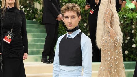 troye sivan met gala 2022